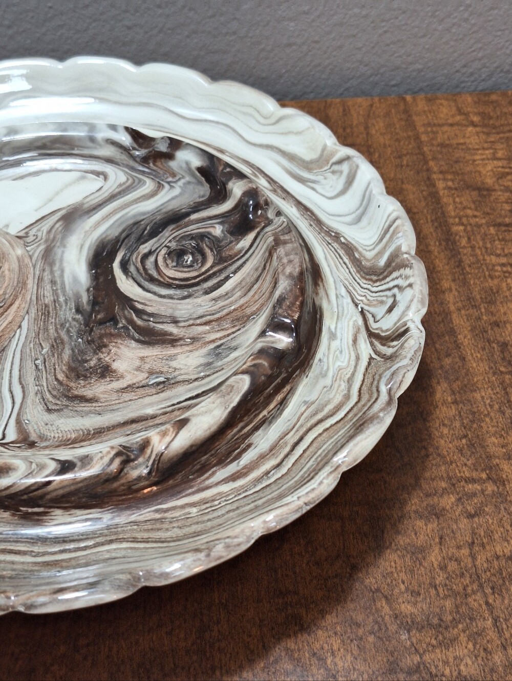 Vtg 80s Ceramic Cream & Brown Marble Swirl Scalloped Edge 10.5 In Ashtray Signed - Picture 5 of 16
